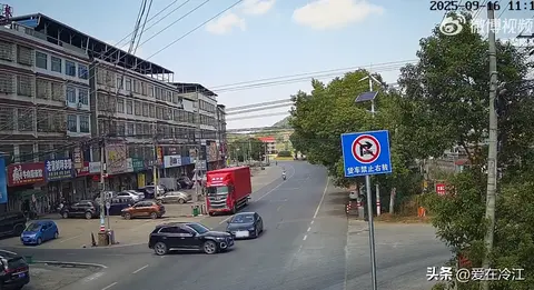 娄底：路口不减速观察 小车撞上越野车 2车受损5人受伤 现场视频曝光